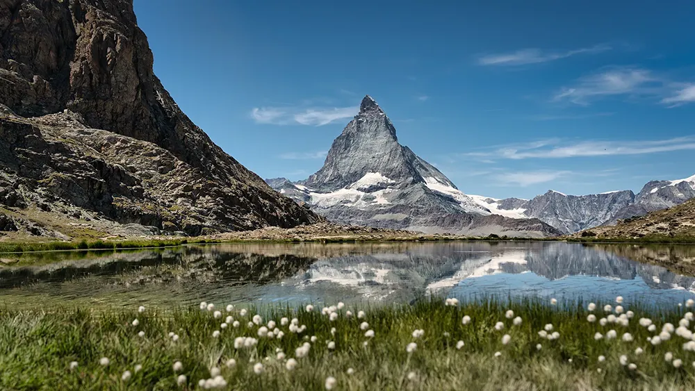 Spiegelung des Matterhorns in einem Alpensee