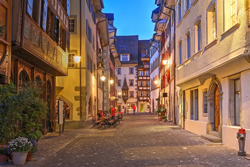 Beleuchtete Schweizer Altstadt bei Nacht